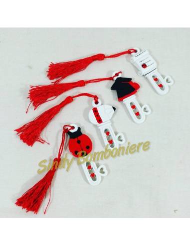 Bomboniera laurea modello chiave in 4 varianti con oggetti universitari e nappina rossa