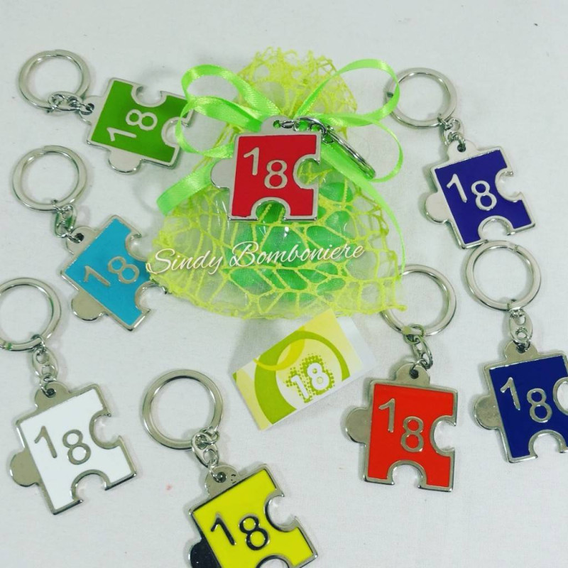 Bomboniera portaconfetti in rete rossa con applicazione portachiavi pergamena laurea ingegneria