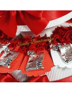 Torta bomboniera per laurea in chimica con pergamene con nappina e tocco con tesi 2