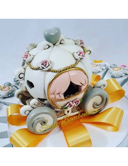 Torta bomboniera con carrozze magneti in resina e centrale carrozza con luce a led