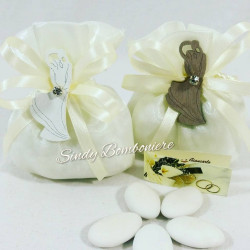 Bomboniere originali matrimonio anniversario sacchettino applicazione in legno sposi abbracciati