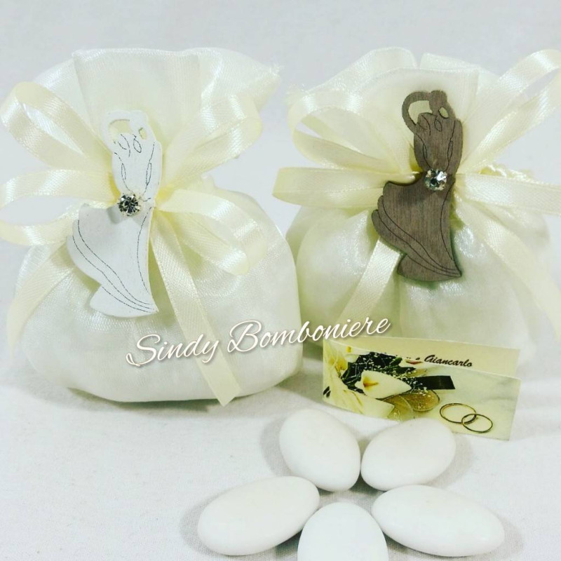 Bomboniere originali matrimonio anniversario sacchettino applicazione in legno sposi abbracciati