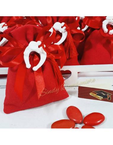 Sacchetti laurea rossi con gessetto staffa di cavallo con nappina confezionati in una cesta