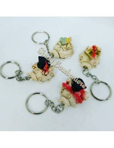 Torta bomboniera per laurea originale con portachiavi coccinella tocco pergamena