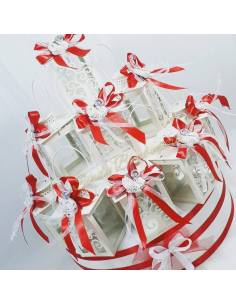 Lanterne bianche su torta bomboniera per Cresima