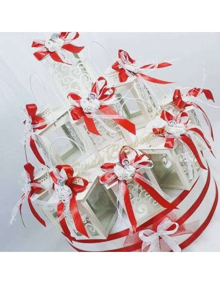 Lanterne bianche su torta bomboniera per Cresima