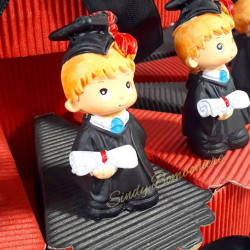 TORTA BOMBONIERA CON BIMBO LAUREA CON PERGAMENA PER LAUREA 2