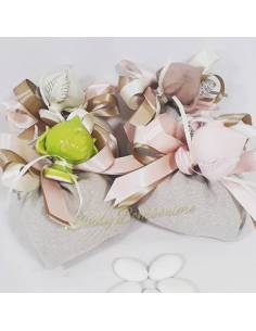 Sacchetto portaconfetti tortora con pumi in ceramica colorati 