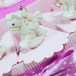 Torta aprifesta a tema cavalluccio a dondolo e orsetto portachiavi femminuccia per eventi di nascita, battesimo, 1° compleanno 2