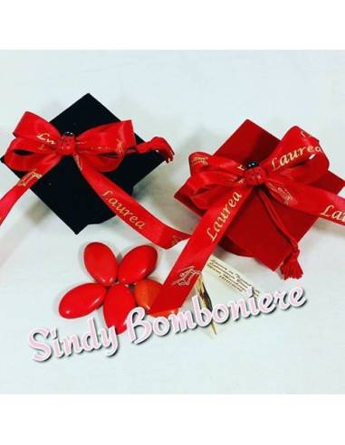 Tocco bomboniere laurea a forma di cappello con nastro rosso e confetti rossi