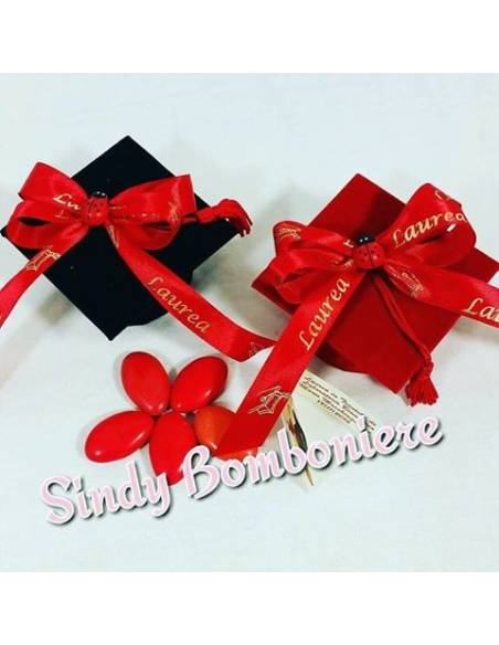 Tocco bomboniere laurea a forma di cappello con nastro rosso e confetti rossi