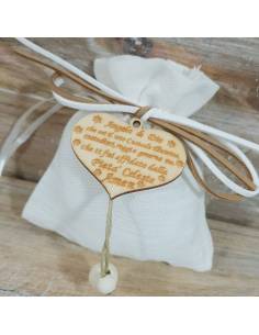Sacchetto in cotone bianco con cuore in legno con preghiera incisa