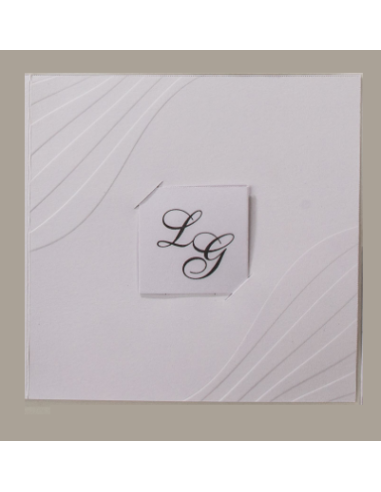 Bellissima statuina di un angelo femmina che da un bacio con le mani dietro la schiena MORENA