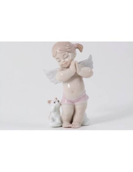 Bomboniere Statuina di un angioletto femmina in piedia con un gattino in finissima porcellana MORENA