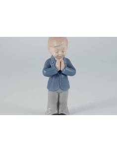 Bomboniere statuetta di un bimbo che fa la comunione in finissima porcellana MORENA