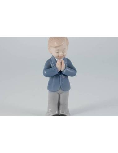 Bomboniere statuetta di un bimbo che fa la comunione in finissima porcellana MORENA