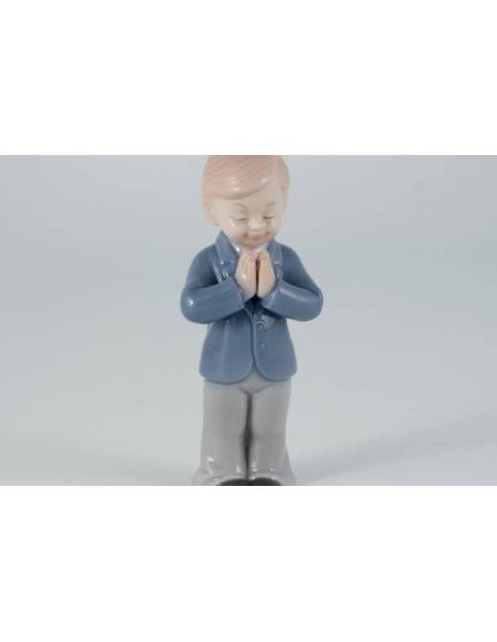 Bomboniere statuetta di un bimbo che fa la comunione in finissima porcellana MORENA