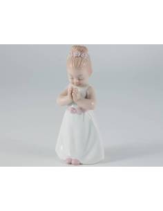 Bomboniere statuetta di una bambina che fa la comunione in finissima porcellana MORENA