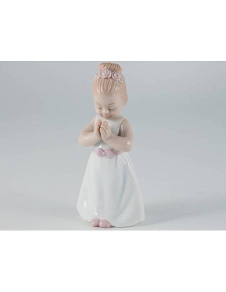 Bomboniere statuetta di una bambina che fa la comunione in finissima porcellana MORENA