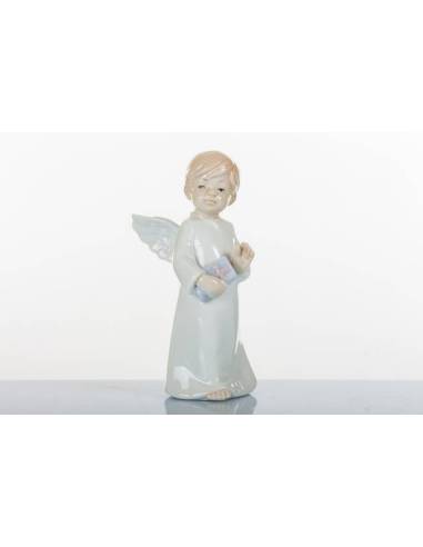 Bomboniere statuetta di un angelo maschio con il vangelo in mano in finissima porcellana MORENA