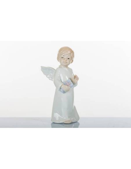 Bomboniere statuetta di un angelo maschio con il vangelo in mano in finissima porcellana MORENA