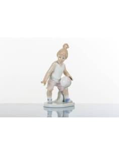 Bomboniere statuetta di una ragazzina che gioca a basket in finissima porcellana MORENA