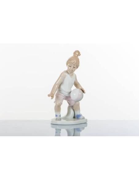 Bomboniere statuetta di una ragazzina che gioca a basket in finissima porcellana MORENA