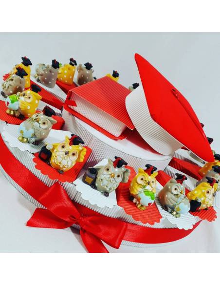 Torta con bomboniere laurea gufetti assortiti colorati