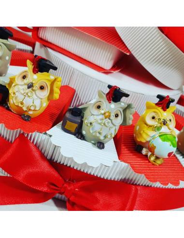 Torta con bomboniere laurea gufetti assortiti colorati