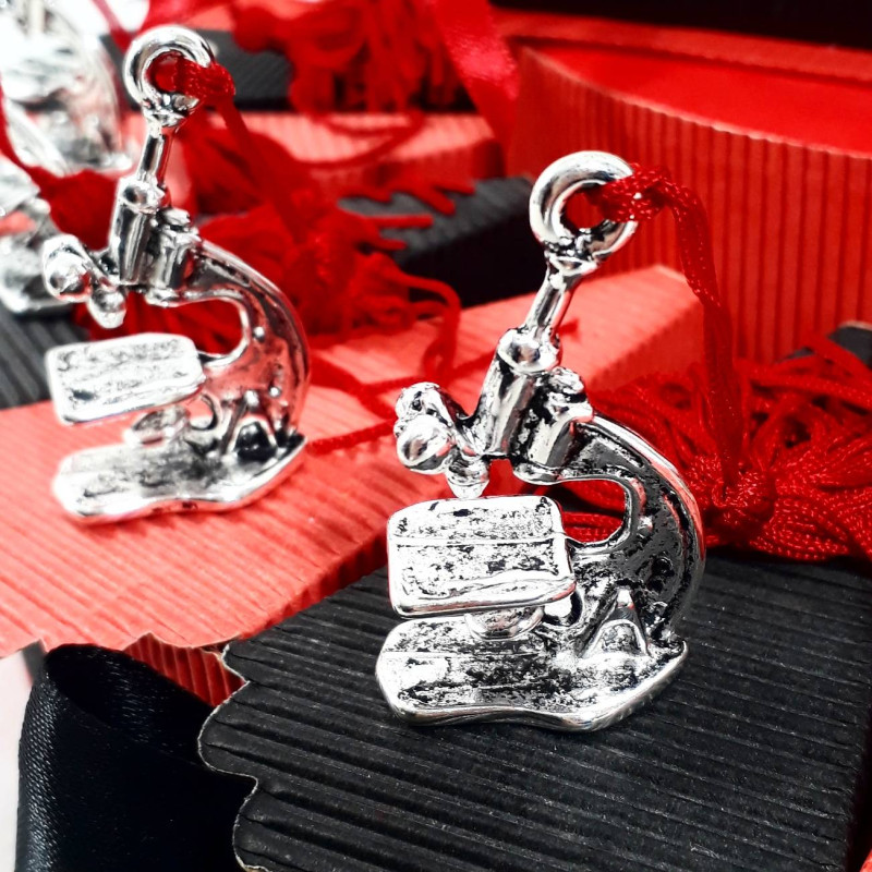 Torta bomboniera microscopio argento con nappina per laurea biologia scienze tocco velluto