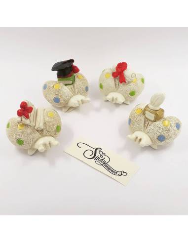 Bomboniera raffiguranti delle coccinella da appoggio con simboli riferenti la laurea tocco pergamena inchiostro