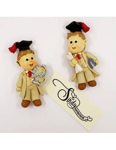 Bomboniera calamita laureando in abito e tocco mappamondo e pergamenta due assortimenti adatto per laurea .