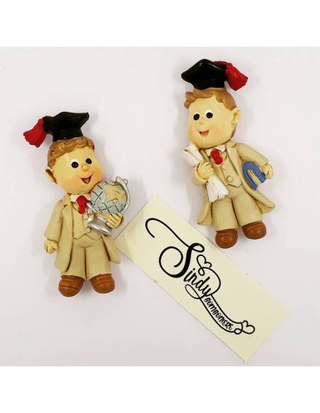 Bomboniera calamita laureando in abito e tocco mappamondo e pergamenta due assortimenti adatto per laurea .