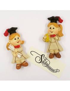 Bomboniera calamita laureando in abito e tocco mappamondo e pergamenta due assortimenti adatto per laurea .