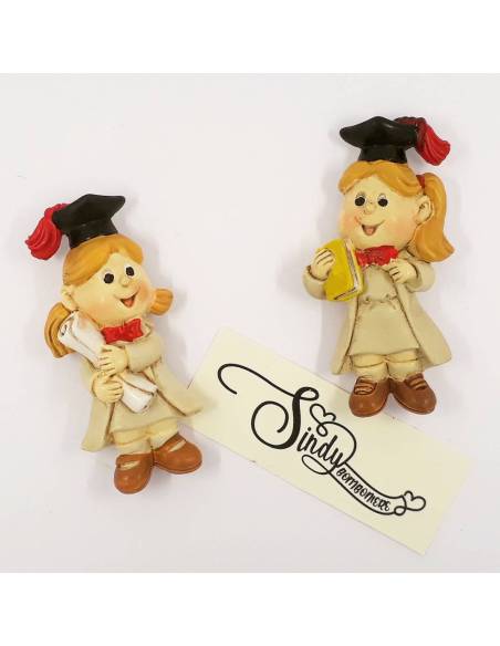 Bomboniera calamita laureando in abito e tocco mappamondo e pergamenta due assortimenti adatto per laurea .