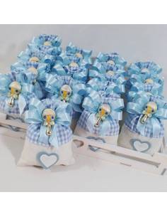 Vassoio in legno con 20 sacchettini in cotone celeste a pois per bambino con sonaglio dorato battesimo nascita
