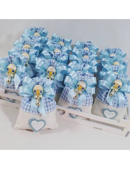 Vassoio in legno con 20 sacchettini in cotone celeste a pois per bambino con sonaglio dorato battesimo nascita