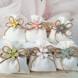 Sacchetto per confetti fiore con bottone colorati