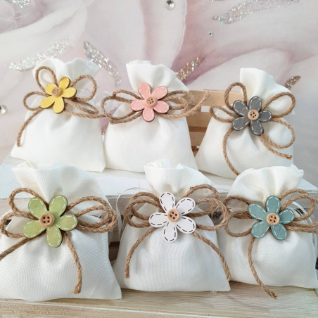 Sacchetto per confetti fiore con bottone colorati