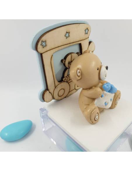 Base in legno bianca con il trenino che fa da sfondo all'orsetto Bomboniere orsetto battesimo economiche