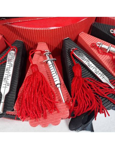 TORTA BOMBONIERA laurea siringhe e termometro con nappa rossa