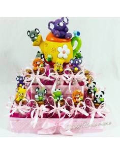 Bomboniere su torta con vasetti portaconfetti Battesimo bimba