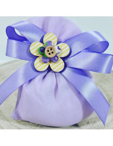 Sacchetti bomboniere in raso lilla con fiore legno