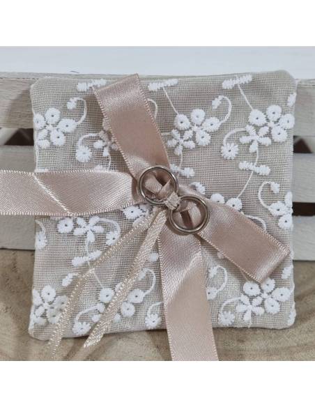 Sacchetti confetti matrimonio ricamo e fedi intrecciate