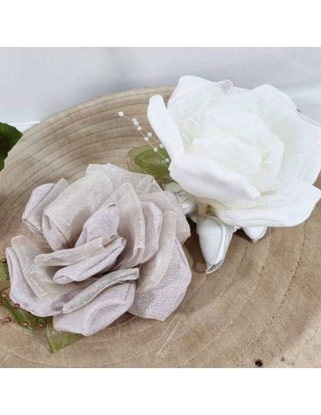 Bomboniere segnaposto fiore bianco e beige con petali per confetti