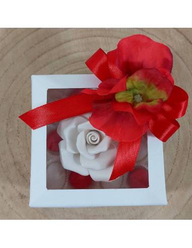 Bomboniere fiore in porcellana bianca confetti cicomandorla a colore