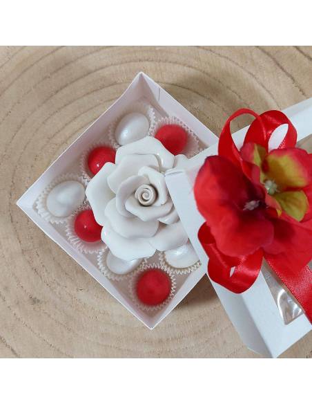 Bomboniere fiore in porcellana bianca confetti cicomandorla a colore