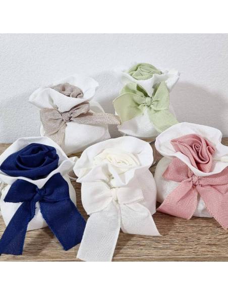 Sacchetti portaconfetti con rosa centrale in stoffa