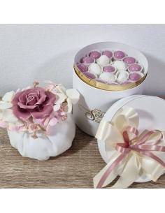 Fiore in porcellana su sacchetto profumato con scatola degustazione confetti