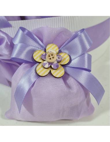 Sacchetti bomboniere in raso lilla con fiore legno| Sindy Bomboniere